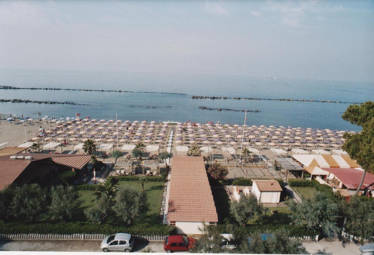 Campeggio Italia Марина-ди-Масса Экстерьер фото
